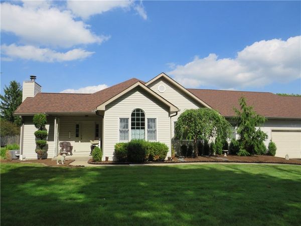 806 Kocher Dr , Grove City, PA 16127