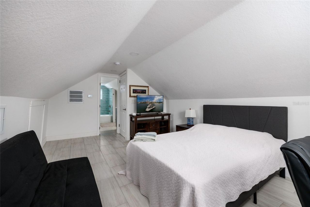 1147 James Avenue S, Saint Petersburg, FL 33705 Photo