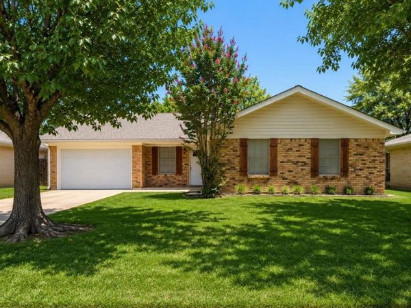 900 Prestwick Street, Bedford, TX 76022