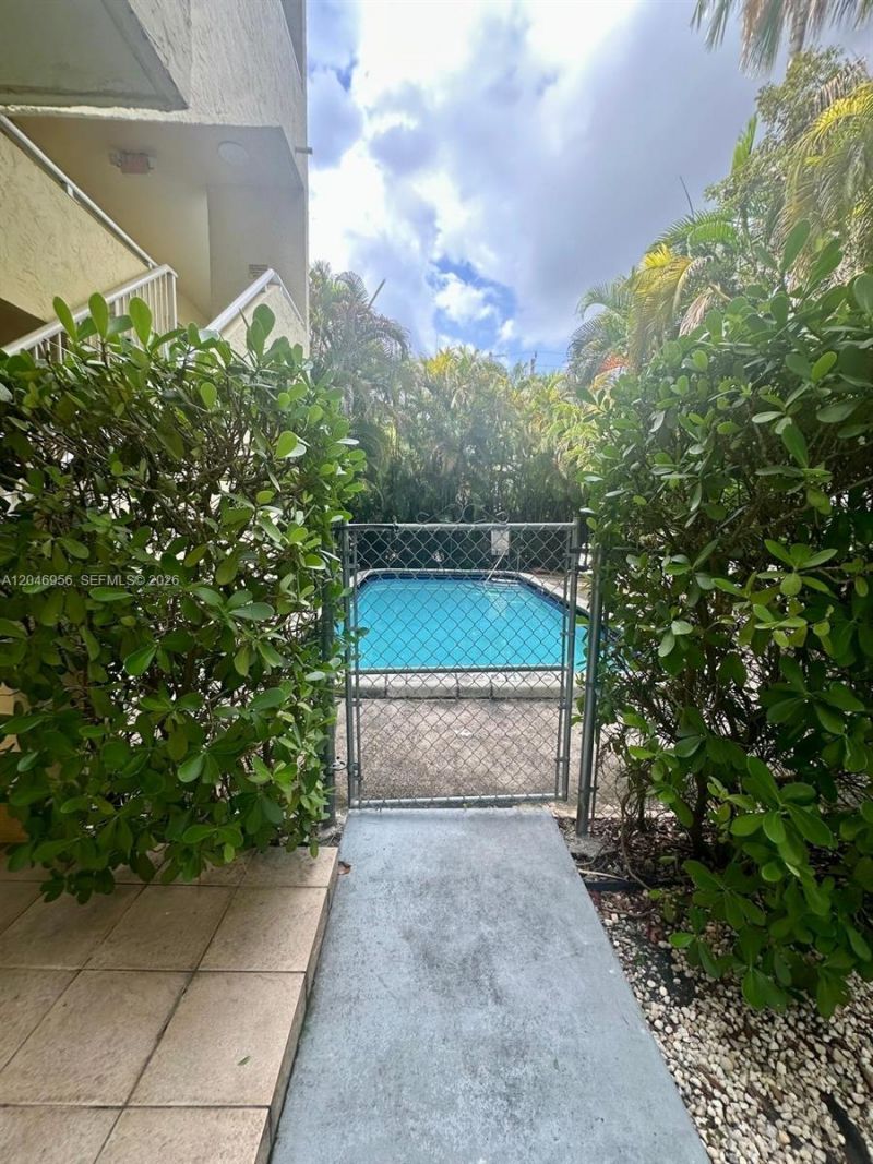 5839 SW 74th Ter , Unit 104, South Miami, FL 33143 Photo