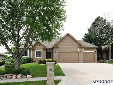 909 Killarney Drive, Papillion, NE 68046