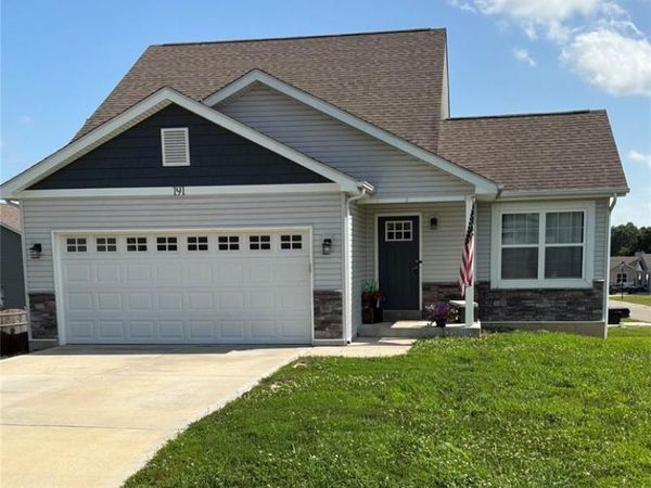 191 Village Circle Drive, Winfield, MO 63389