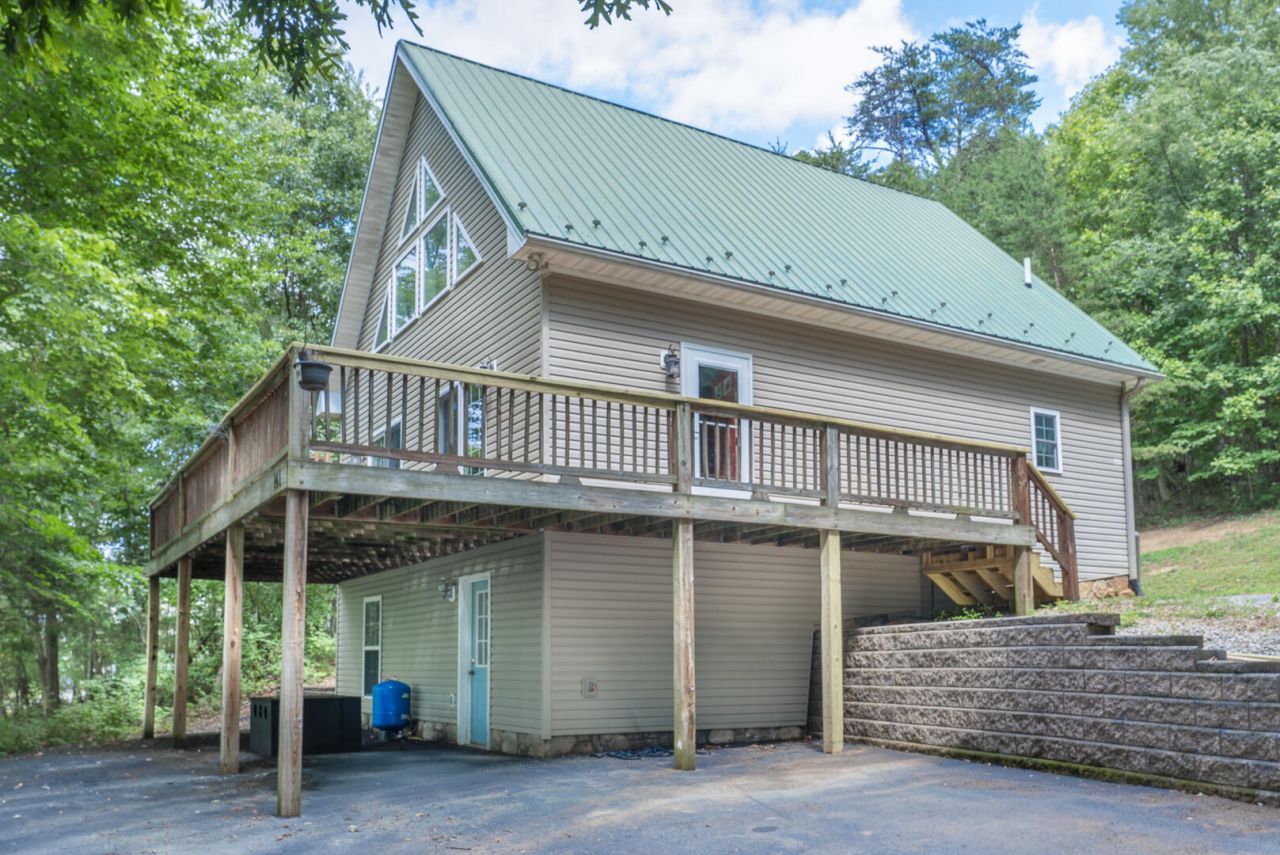 141 Chenault St, Buchanan, VA 24066 Main Photo