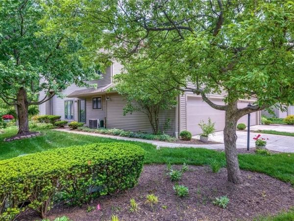 73 Lethbridge Lane, Akron, OH 44321