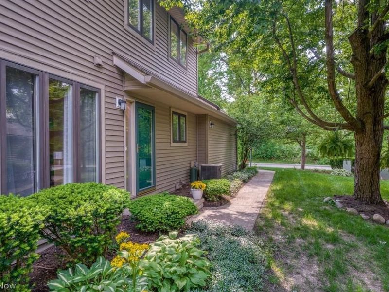 73 Lethbridge Lane, Akron, OH 44321 Photo 2