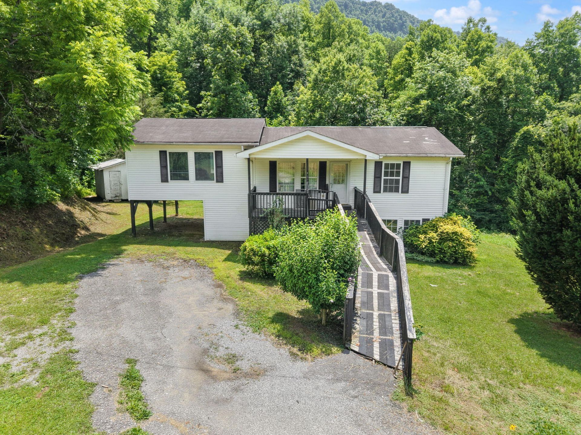 327 Day Hollow , Bledsoe, KY 40810