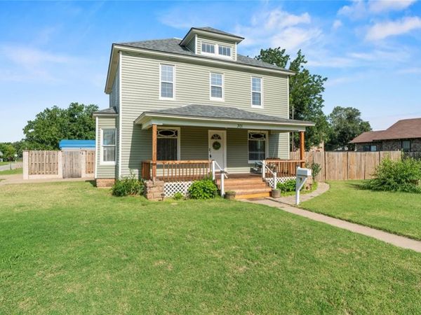 301 N Wikoff Avenue, Watonga, OK 73772