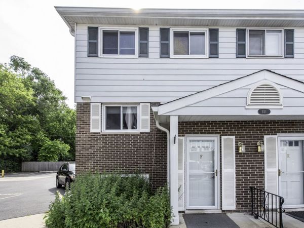 551 W Park Avenue, Unit F, Libertyville, IL 60048