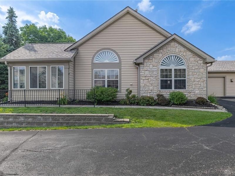 221 Villa Pointe Drive, Springboro, OH 45066 Photo 1