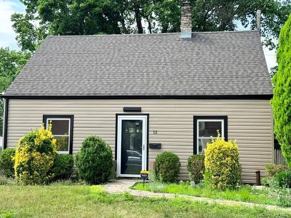 12 Garland Lane , Westbury, NY 11590