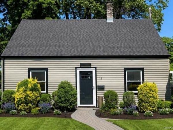 12 Garland Lane , Westbury, NY 11590