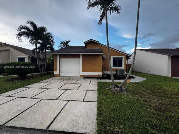 951 SW 109th Ave , Pembroke Pines, FL 33025