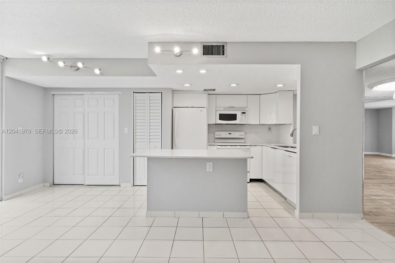2408 NE 10th St, Unit 122, Hallandale Beach, FL 33009 Photo