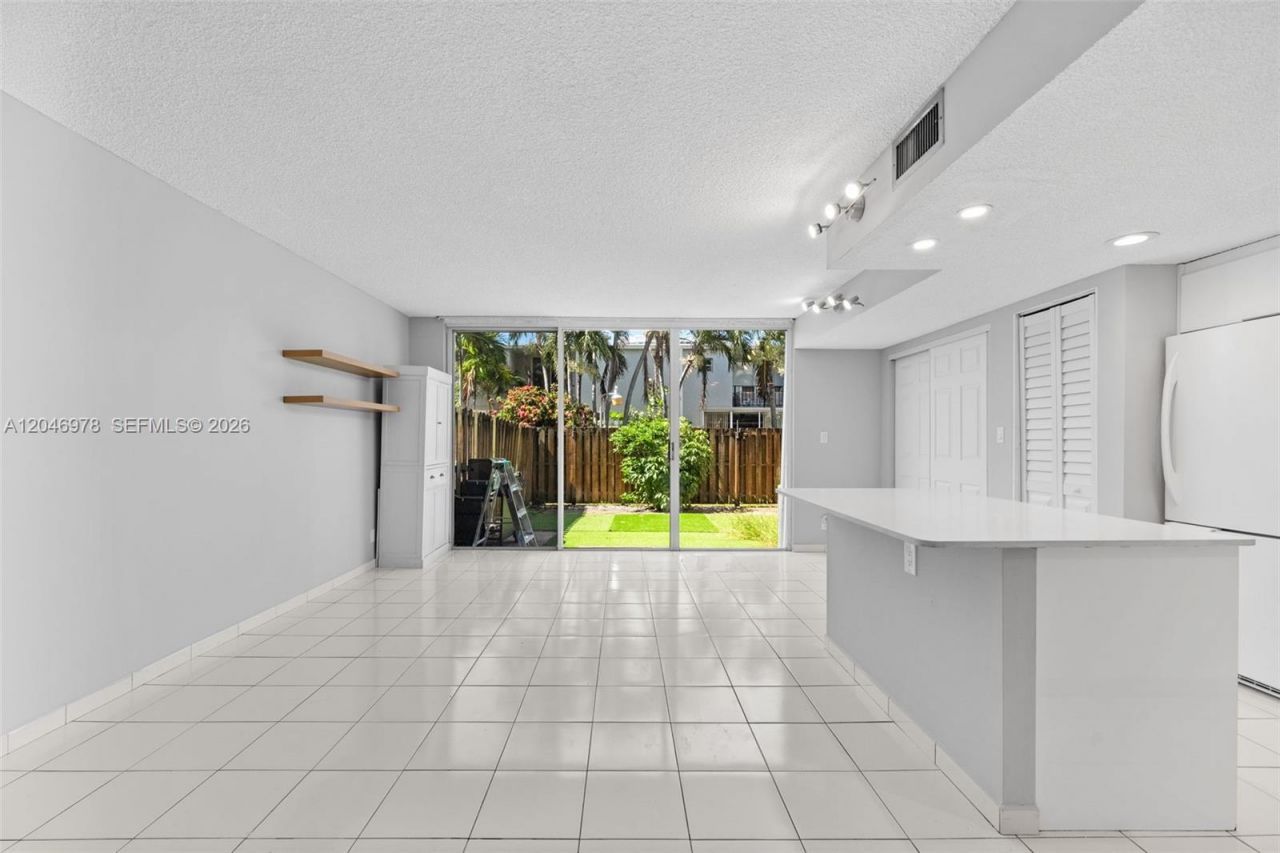 2408 NE 10th St, Unit 122, Hallandale Beach, FL 33009 Photo