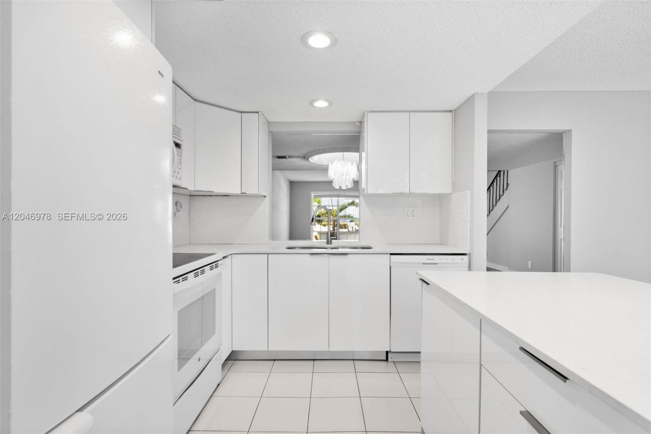 2408 NE 10th St, Unit 122, Hallandale Beach, FL 33009 Photo