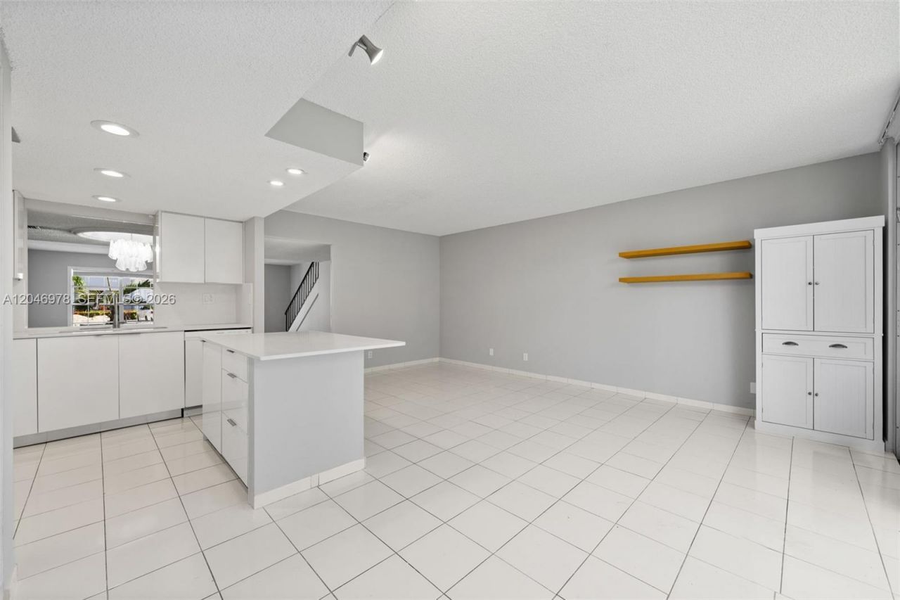 2408 NE 10th St, Unit 122, Hallandale Beach, FL 33009 Photo