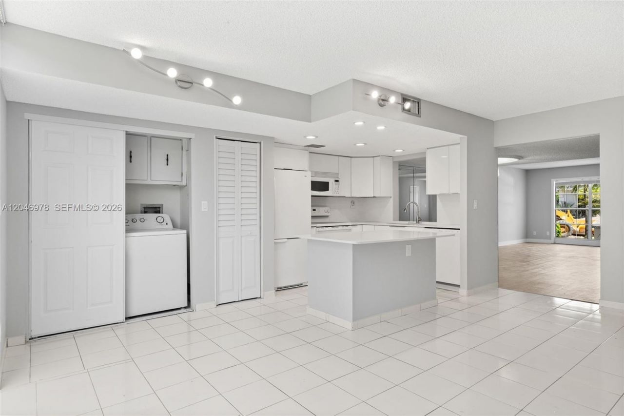 2408 NE 10th St, Unit 122, Hallandale Beach, FL 33009 Photo