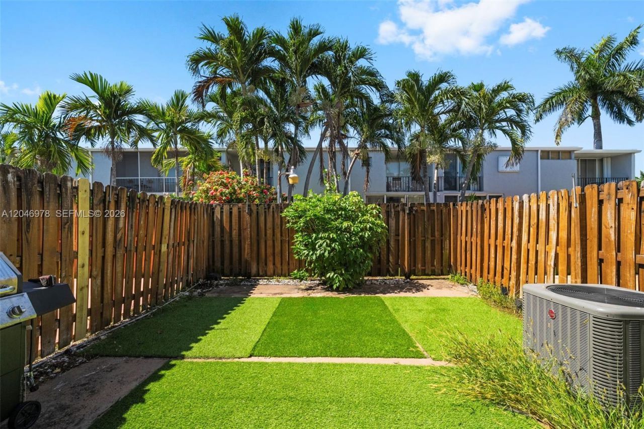 2408 NE 10th St, Unit 122, Hallandale Beach, FL 33009 Photo