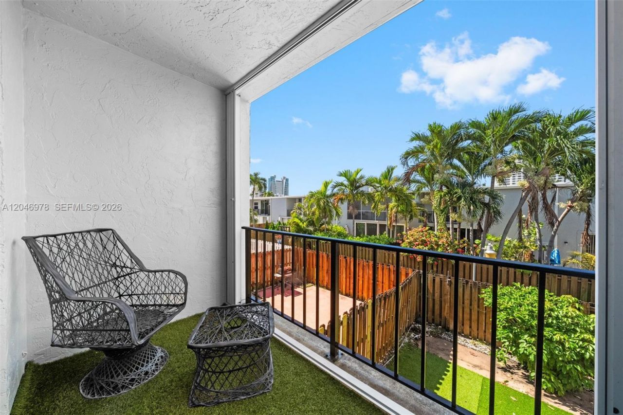 2408 NE 10th St, Unit 122, Hallandale Beach, FL 33009 Photo