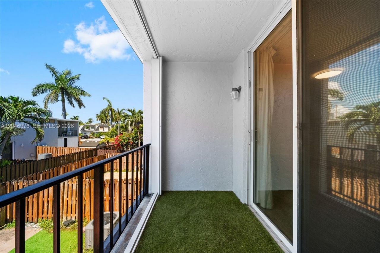 2408 NE 10th St, Unit 122, Hallandale Beach, FL 33009 Photo
