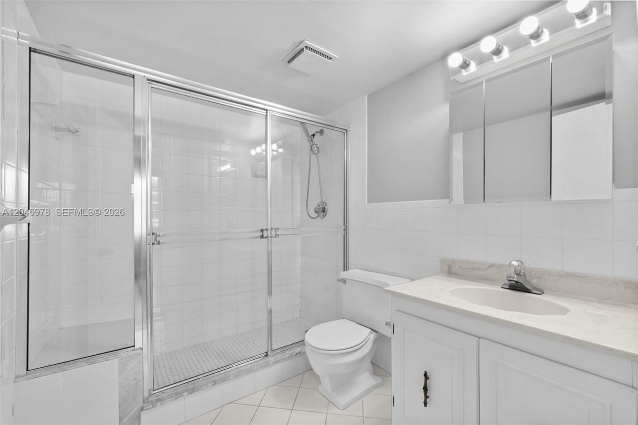 2408 NE 10th St, Unit 122, Hallandale Beach, FL 33009 Photo