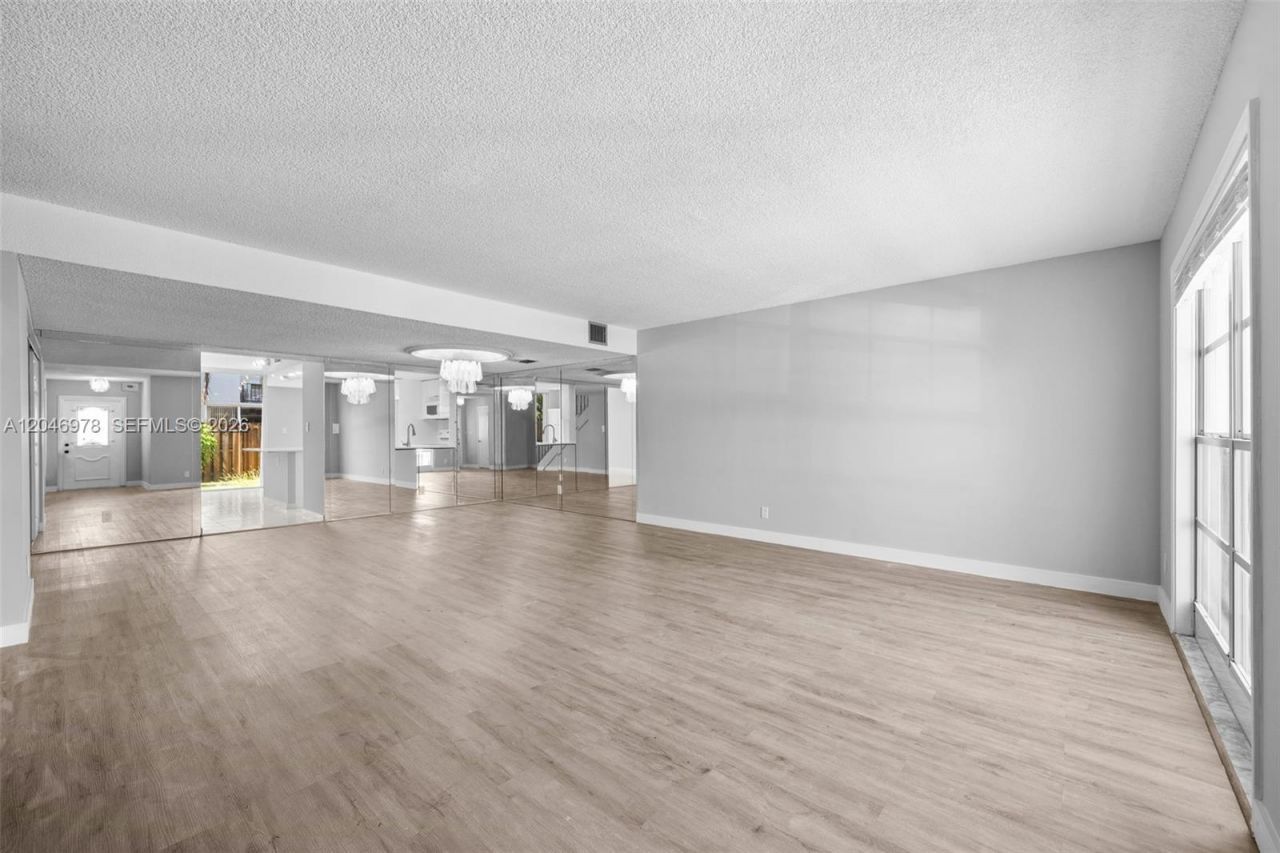 2408 NE 10th St, Unit 122, Hallandale Beach, FL 33009 Photo
