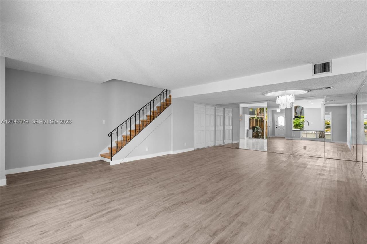2408 NE 10th St, Unit 122, Hallandale Beach, FL 33009 Photo