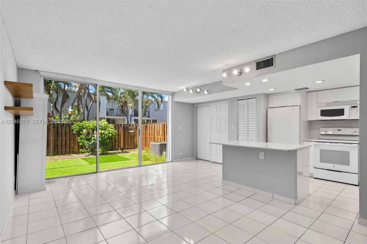 2408 NE 10th St, Unit 122, Hallandale Beach, FL 33009 Photo