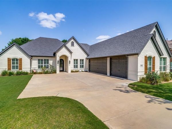 104 Falcon Crest Drive, Kennedale, TX 76060