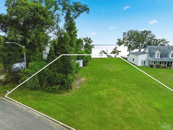 5655 Bay Forest Dr, Pensacola, FL 32526