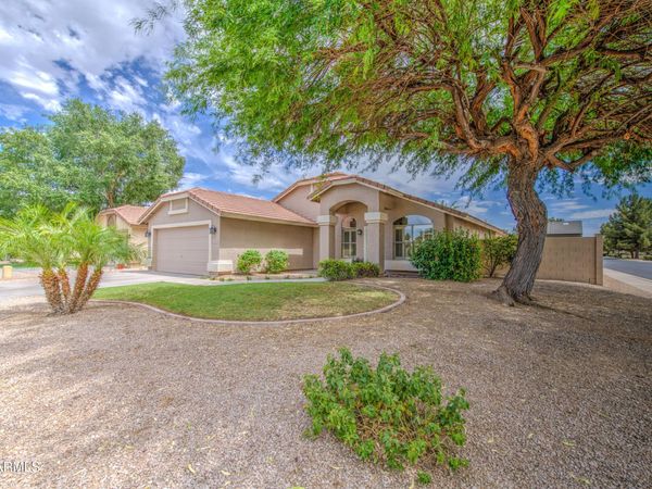 2233 E RAWHIDE Street, Gilbert, AZ 85296