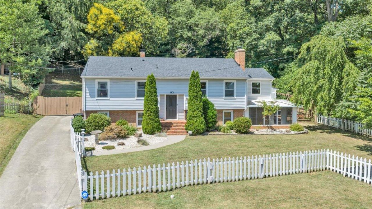 1901 Brookfield Dr, Roanoke, VA 24018 Main Photo