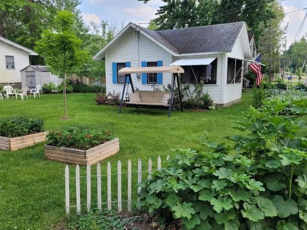 11055 E Indian Lake Drive, Vicksburg, MI 49097