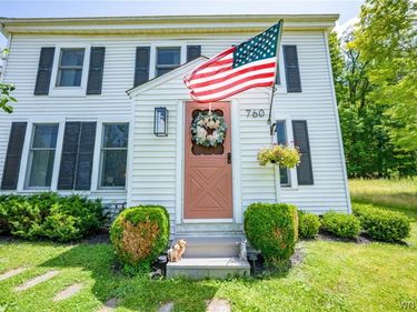 760 W Falls Road, Aurora, NY 14170