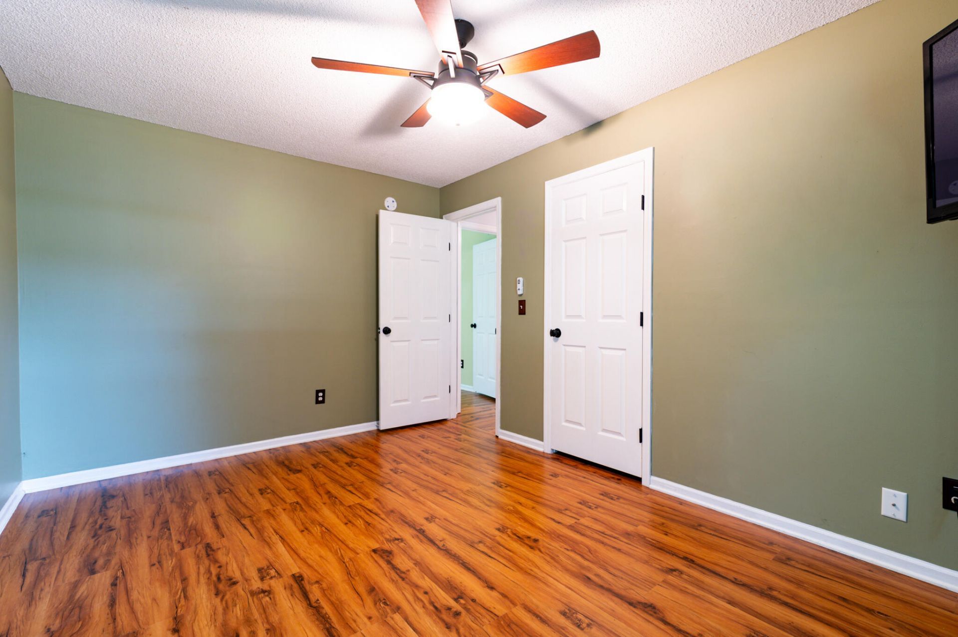 1406 Diamond Boulevard Photo 38