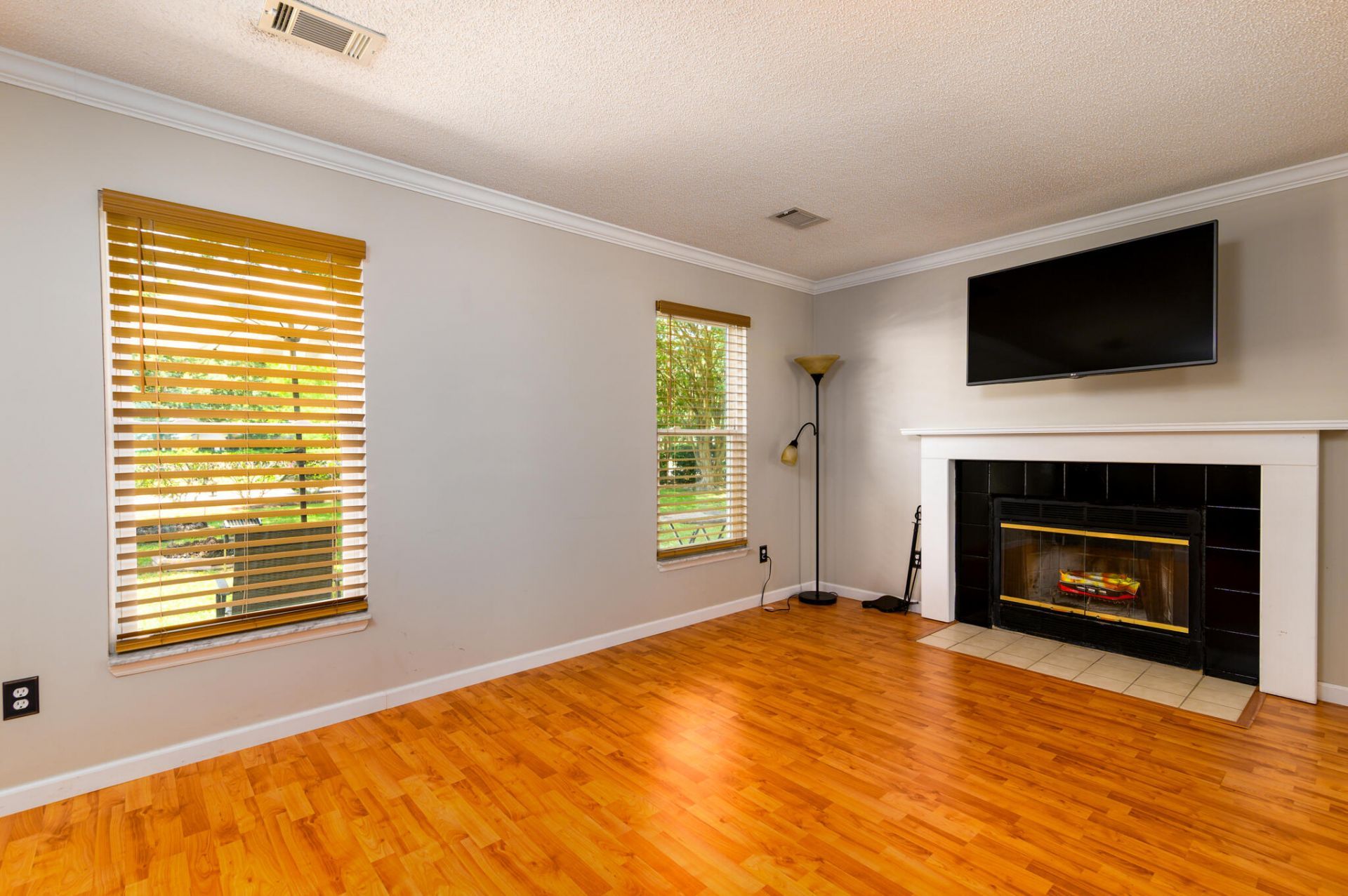 1406 Diamond Boulevard Photo 6