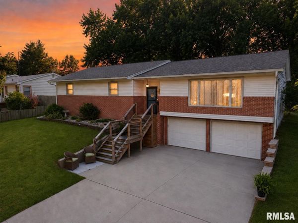 812 N 10TH Street, Monmouth, IL 61462