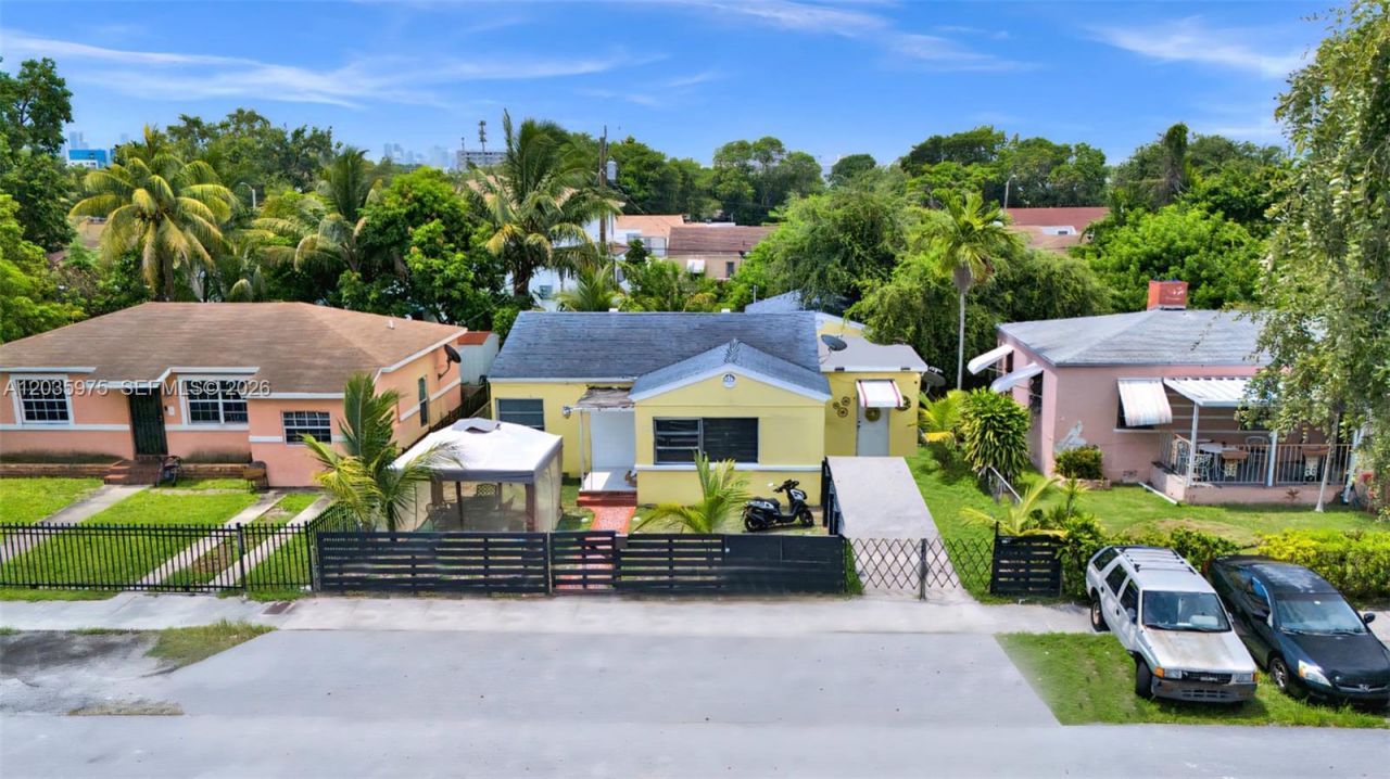 1042 NW 76th St , Miami, FL 33150 Photo