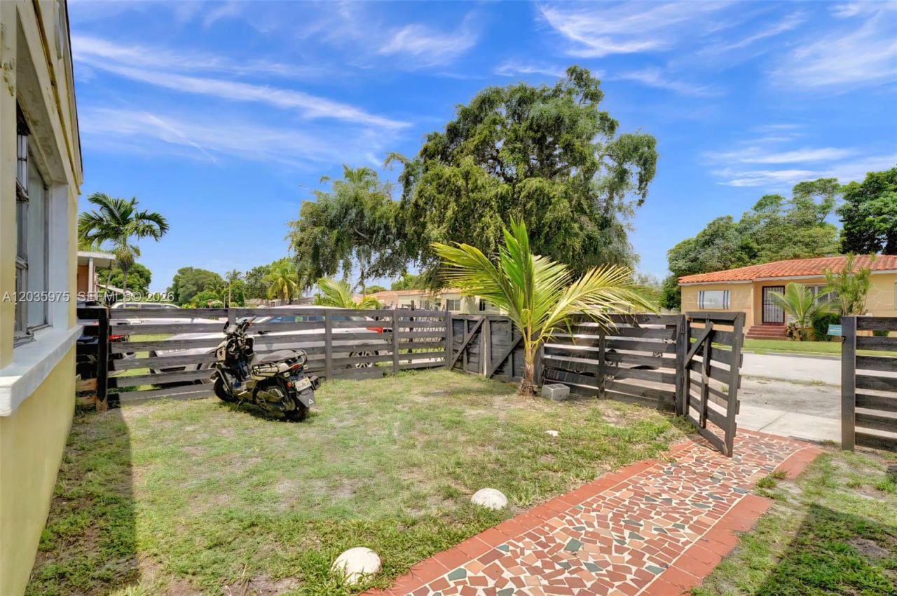 1042 NW 76th St , Miami, FL 33150 Photo