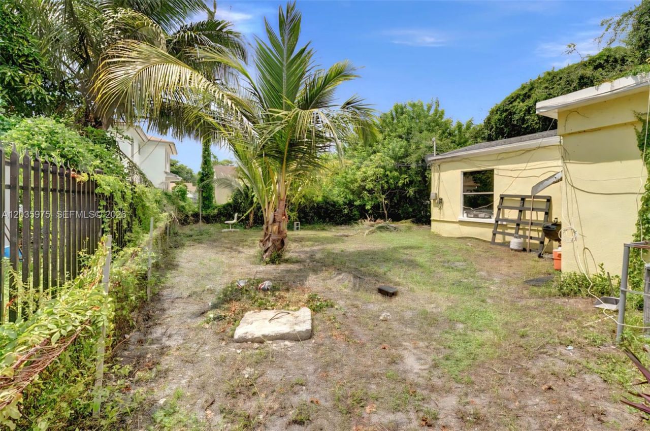 1042 NW 76th St , Miami, FL 33150 Photo