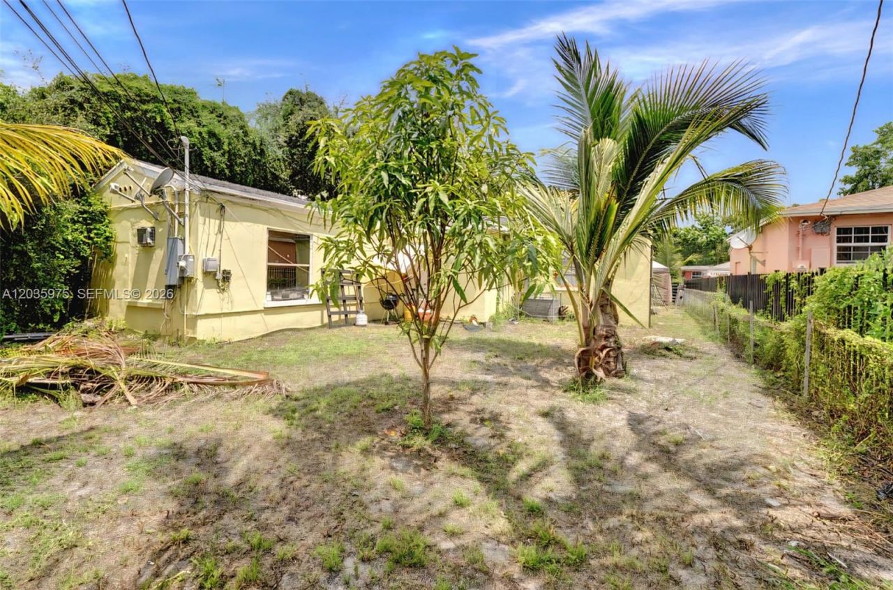 1042 NW 76th St , Miami, FL 33150 Photo