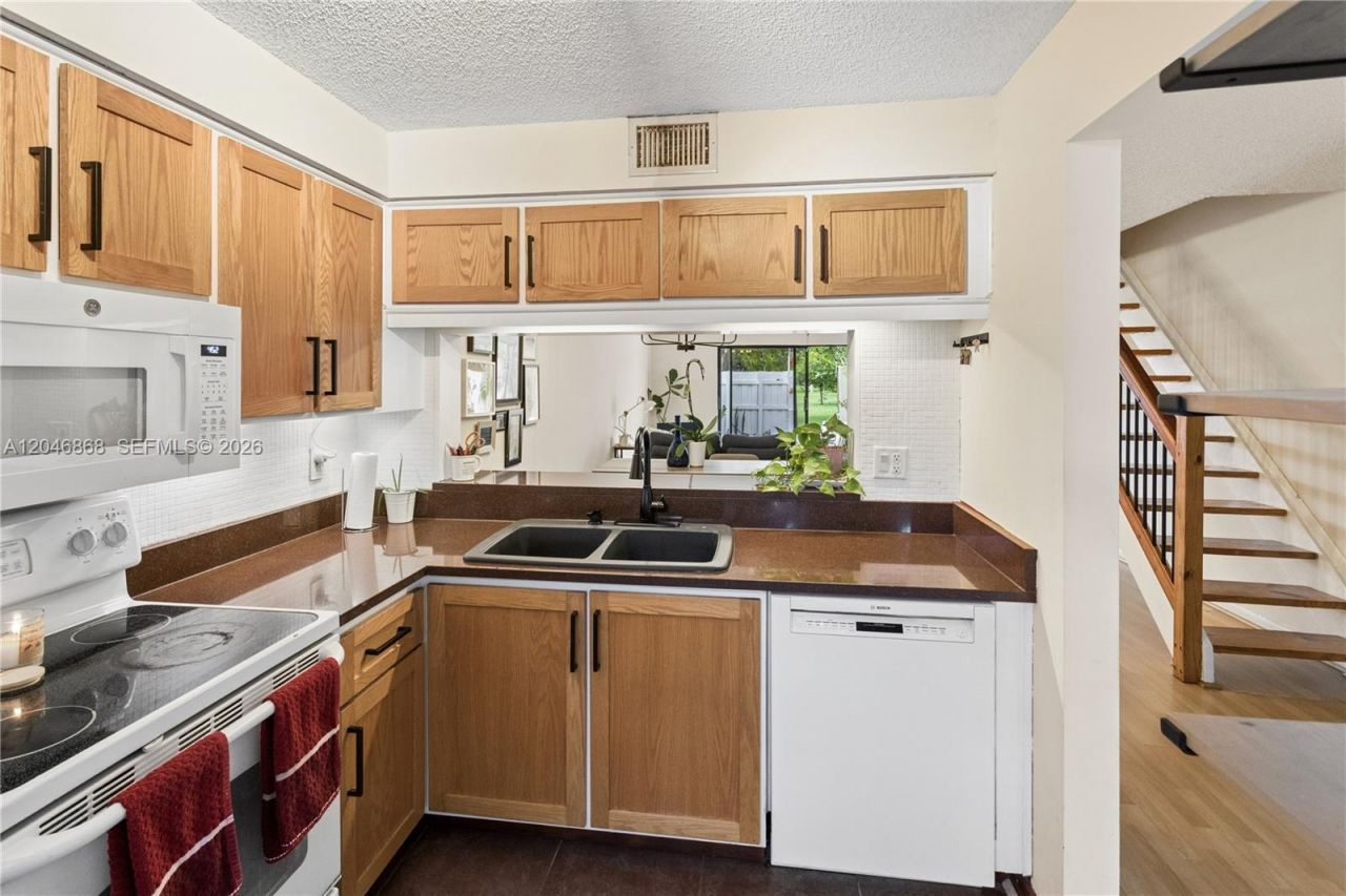 3050 S Oakland Forest Dr, Unit 2008, Oakland Park, FL 33309 Photo