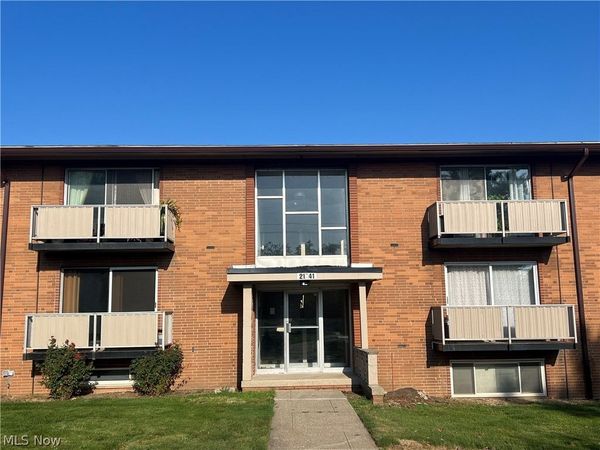 21841 River Oaks Drive, Unit B11, Rocky River, OH 44116