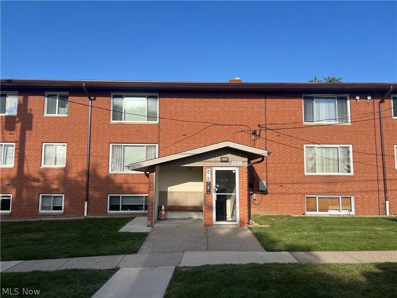 21841 River Oaks Drive, Unit B11, Rocky River, OH 44116 Photo 3