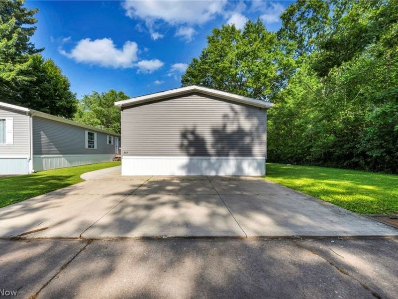 285 Westwoods, Amherst, OH 44001 Photo 3