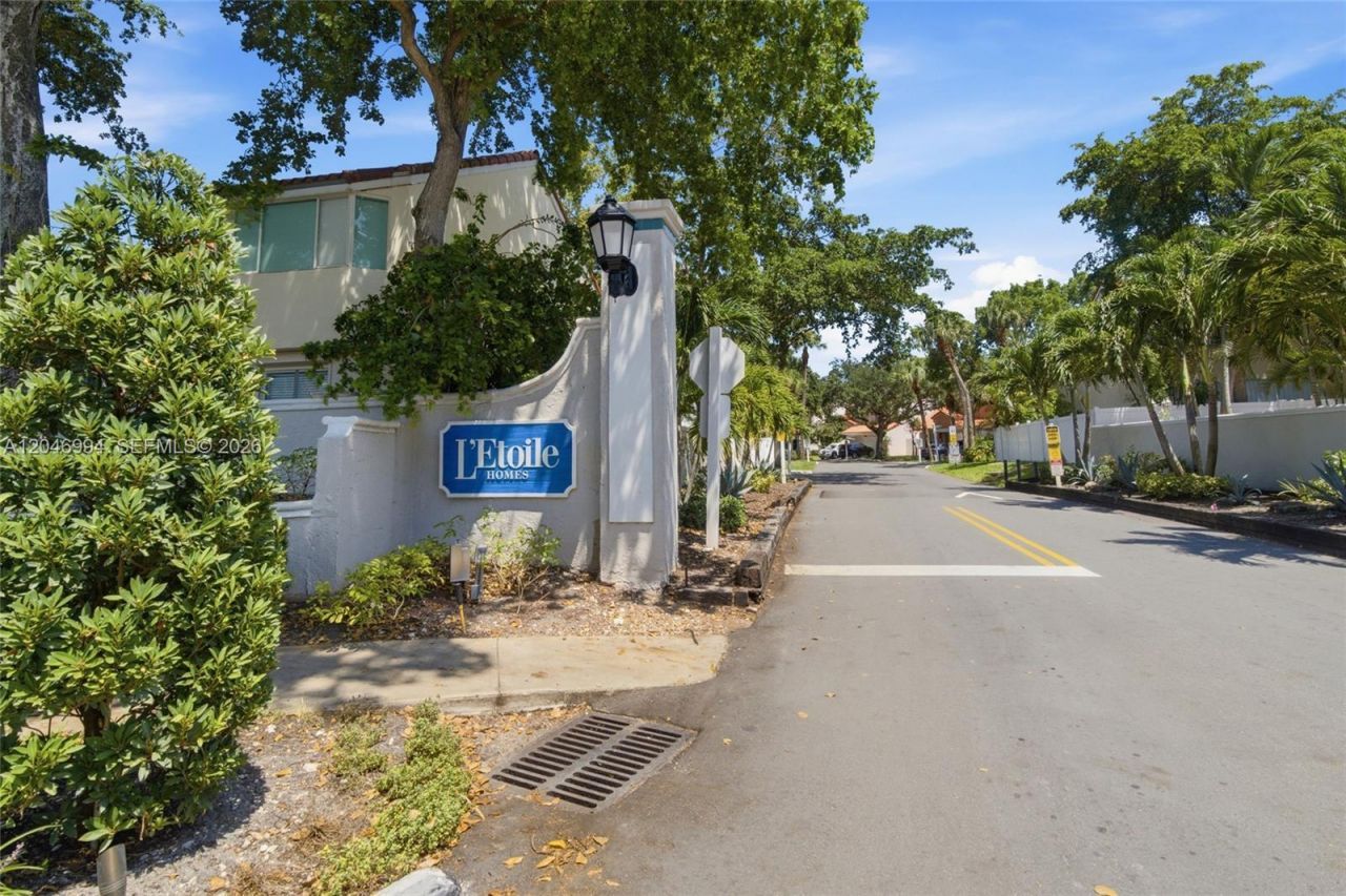 3715 Valais Dr, Hollywood, FL 33021 Photo