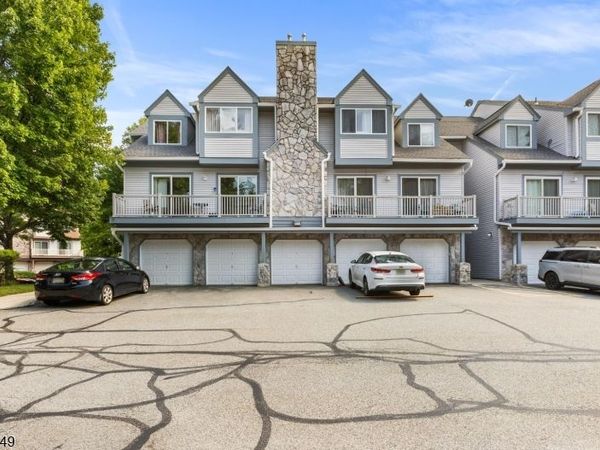 5 Garden Ct, Roxbury, NJ 07876