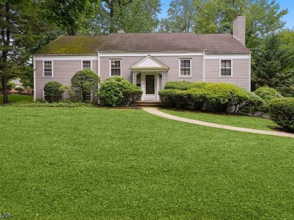 55 Tanglewood Dr, Summit, NJ 07901