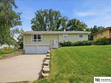 10913 Valley Street, Omaha, NE 68144