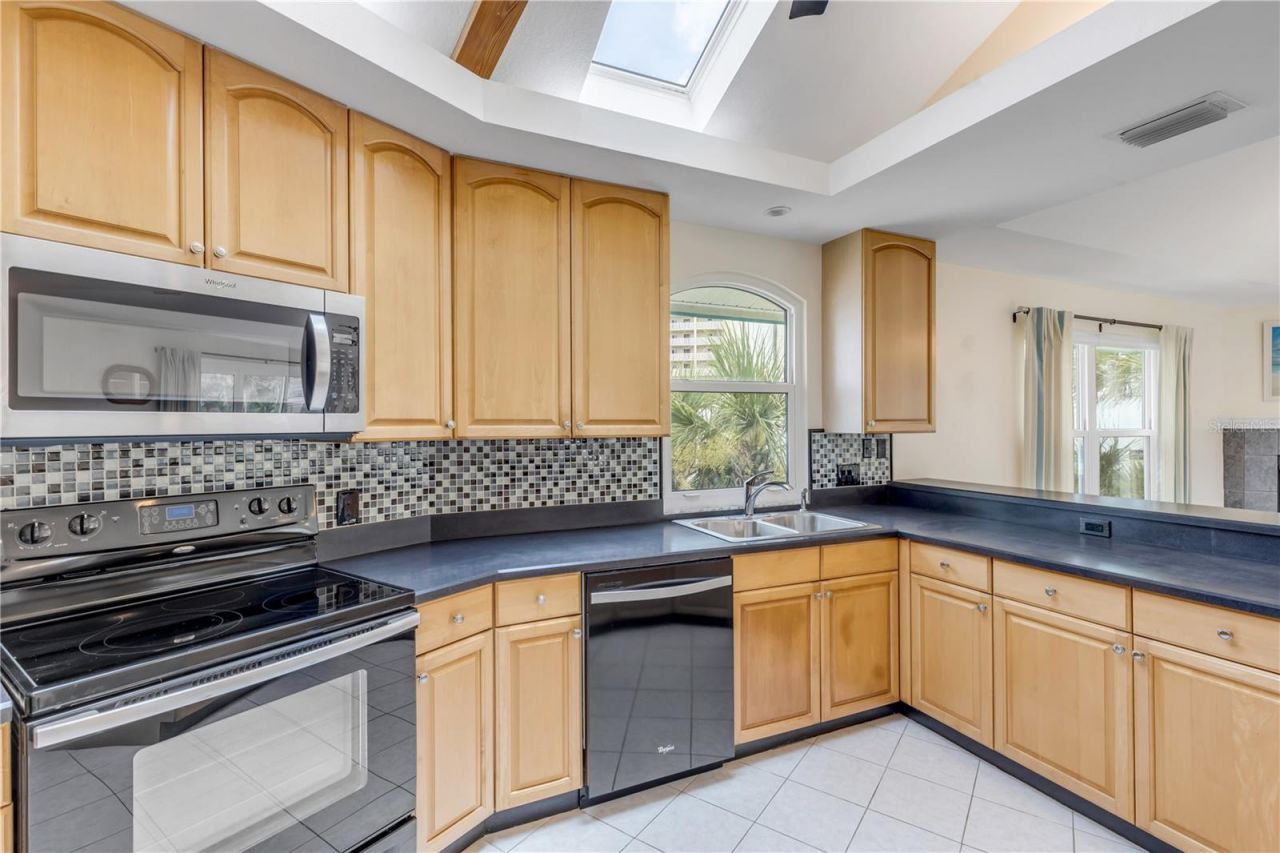 320 Due East Street, New Smyrna Beach, FL 32169 Photo